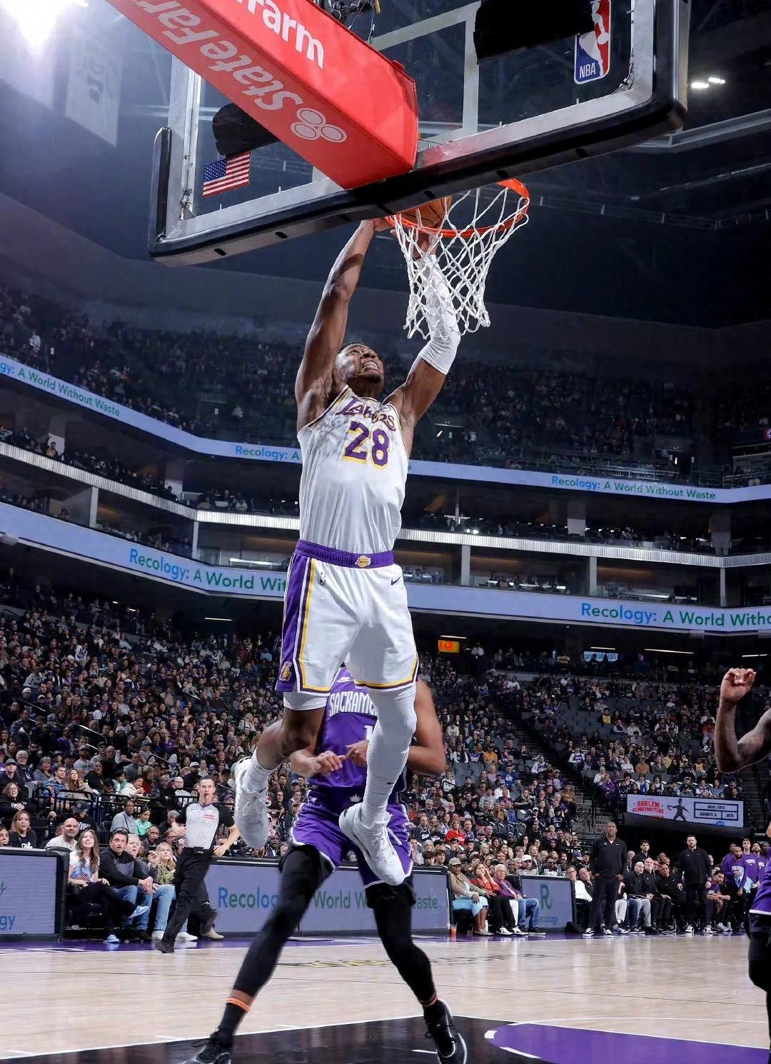 od体育官方登录入口-湖人客场险胜国王，詹皇广场+庆祝