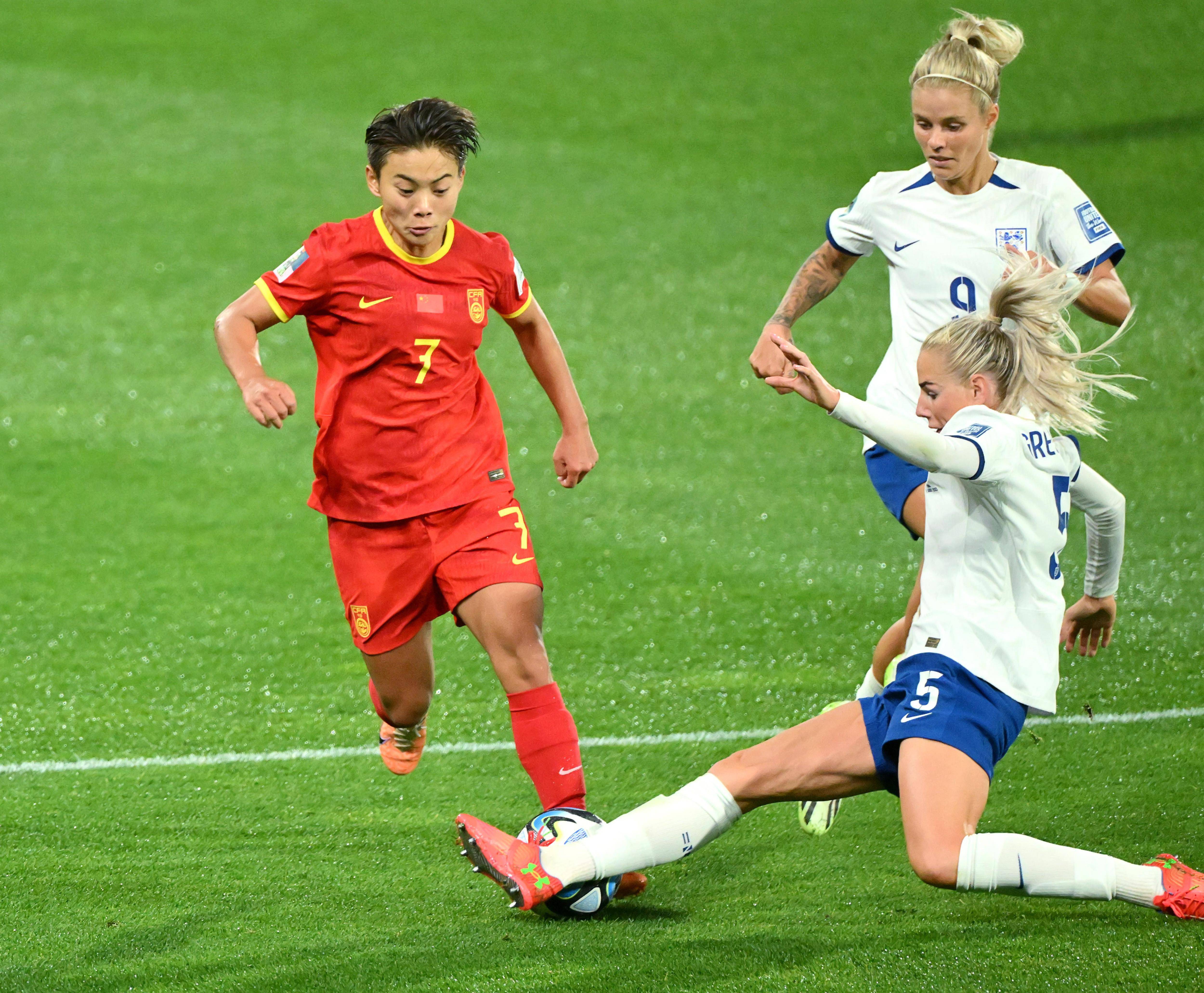 英格兰女足队员展现出色技巧，获得冠军的简单介绍