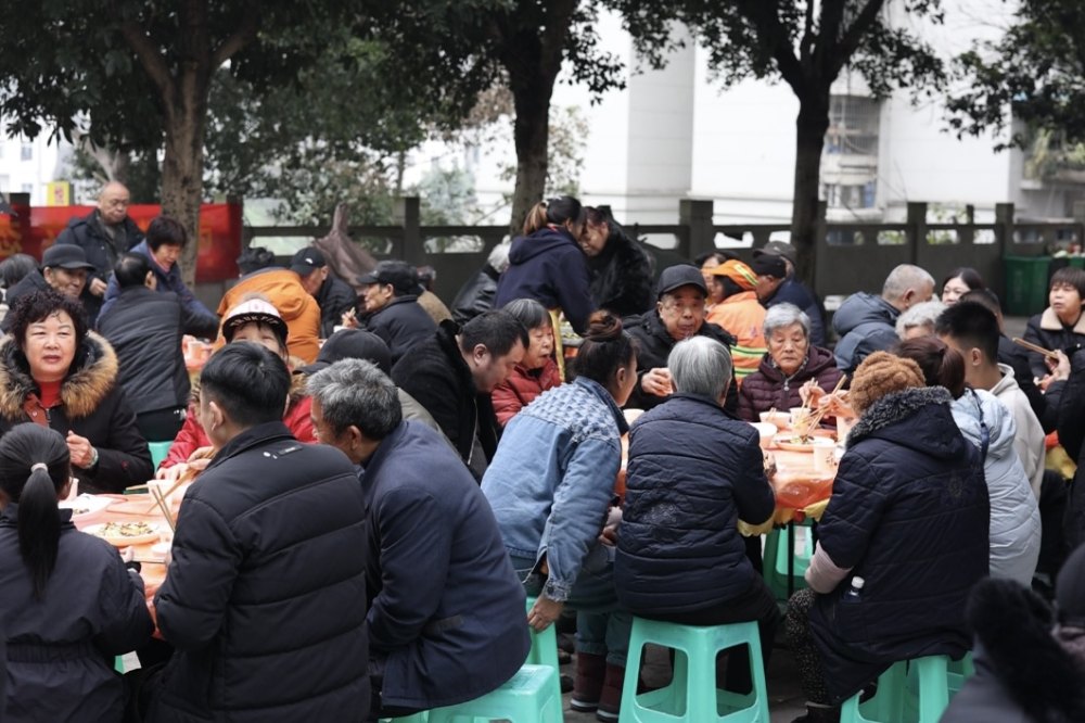 比赛现场热气腾腾，观众热情高涨