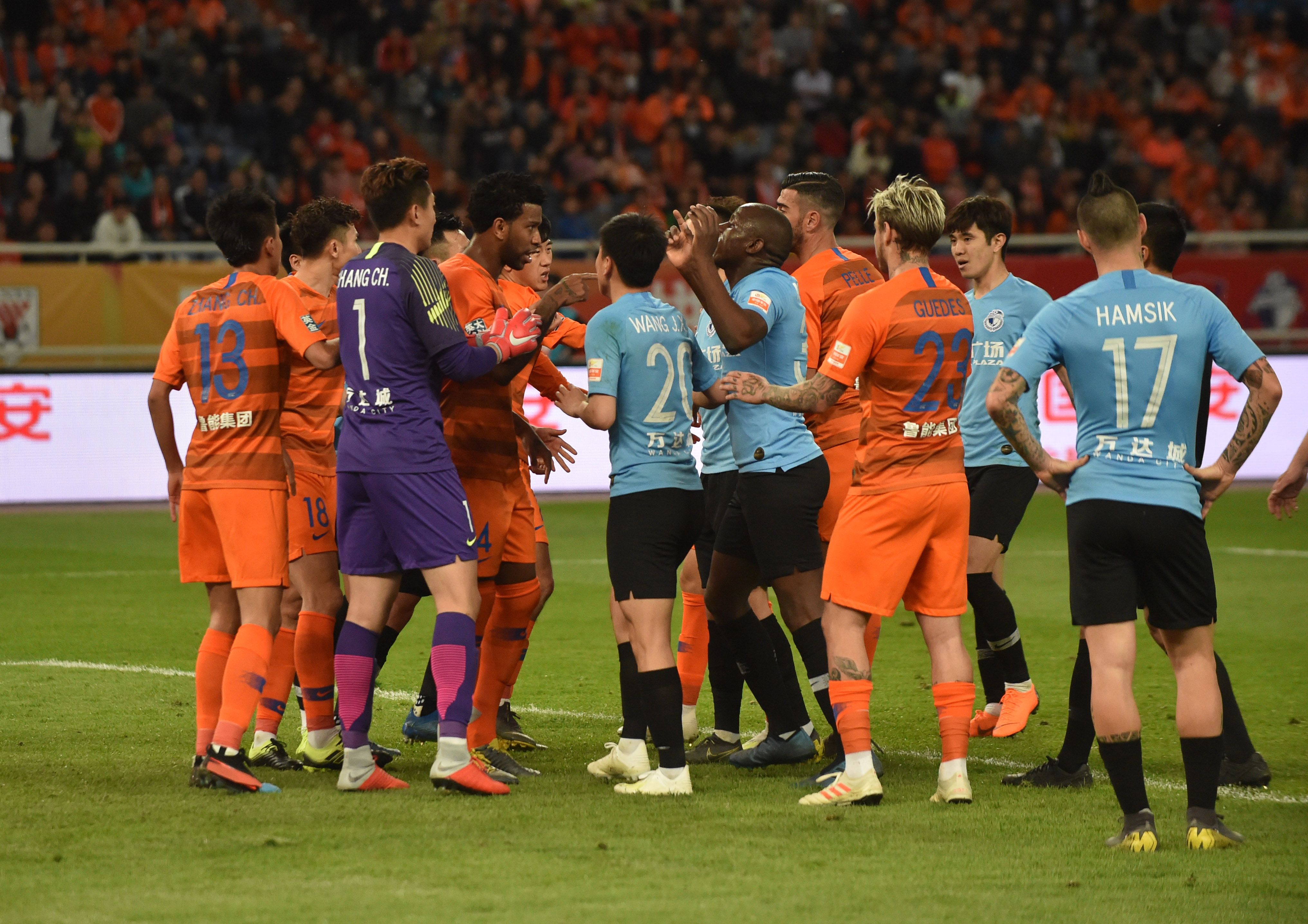 山东鲁能大连一方客场交锋，决战不分胜负