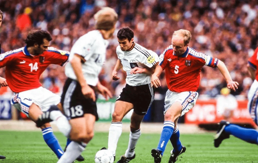 捷克队踢出精彩进攻，夺得胜利