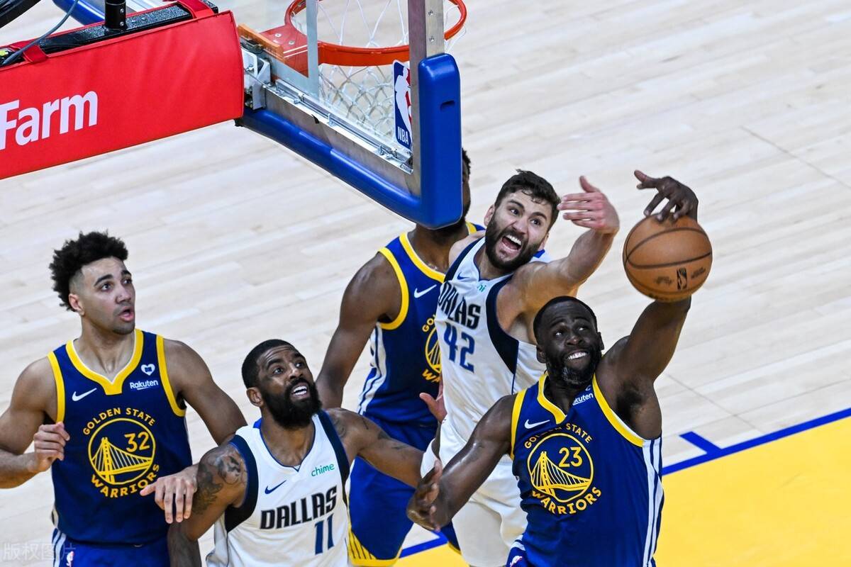 勇士队主场大胜骑士队