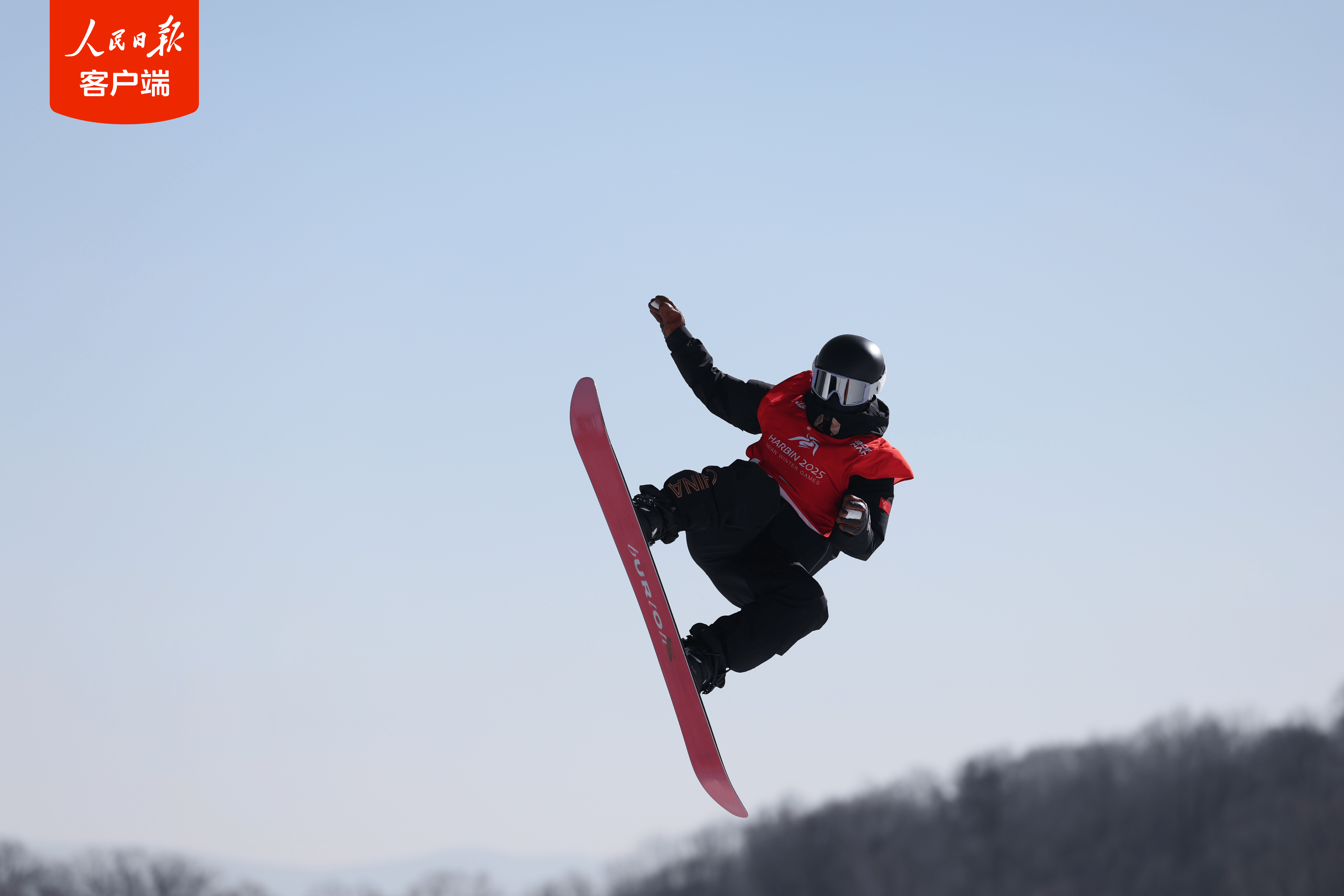 新西兰选手在滑雪比赛中勇夺金牌，表现抢眼