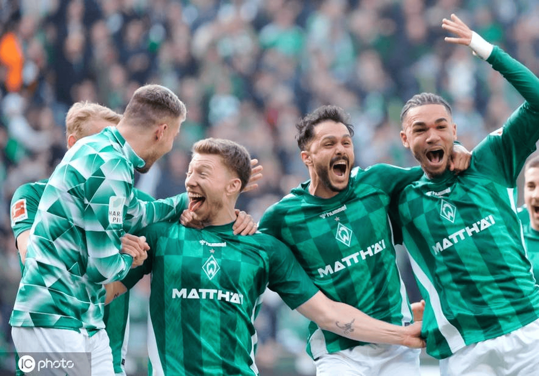 包含德甲升班马实现客场大逆转斩获胜利的词条