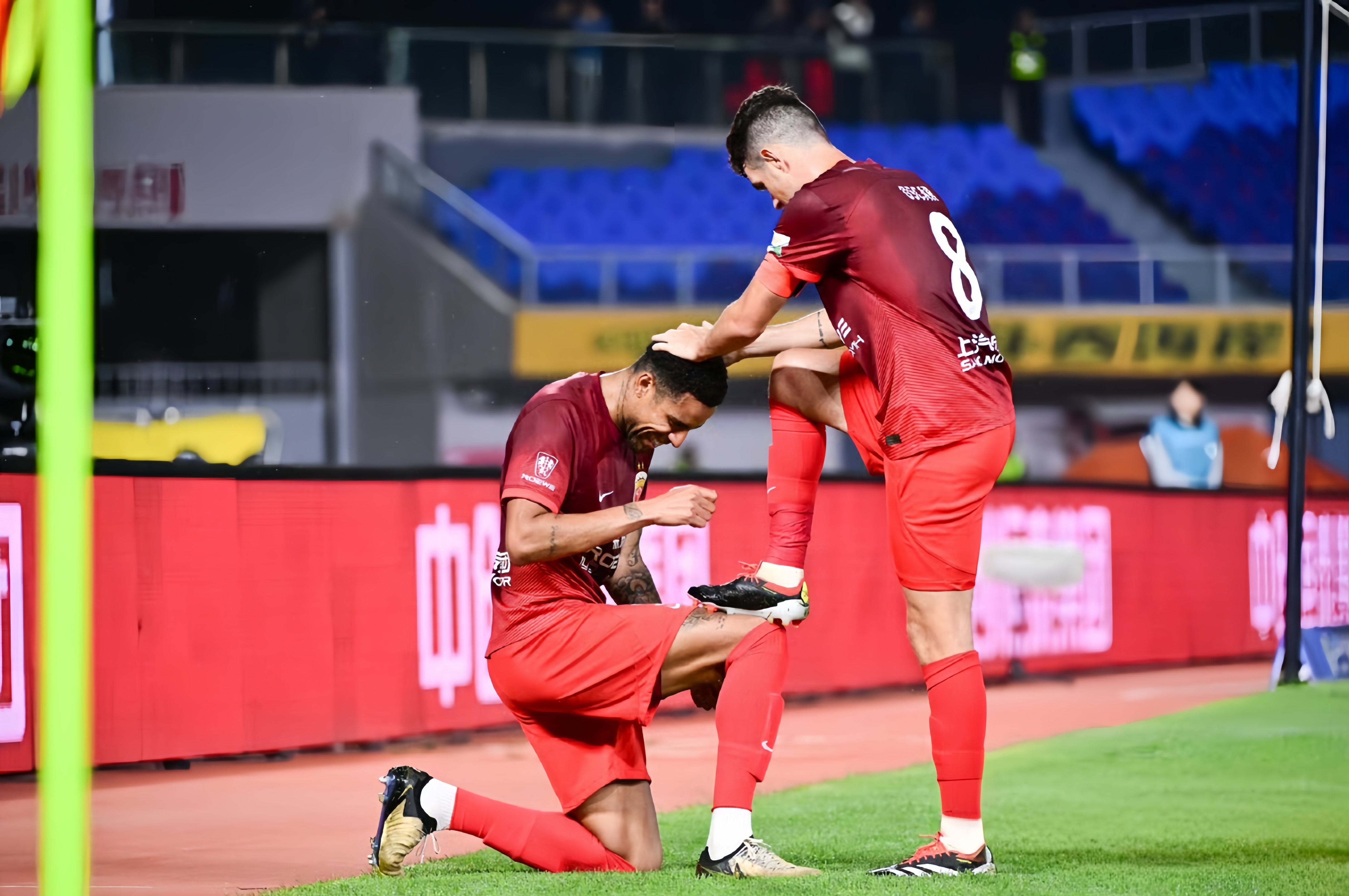 精彩比赛激动人心，球迷掌声雷动！