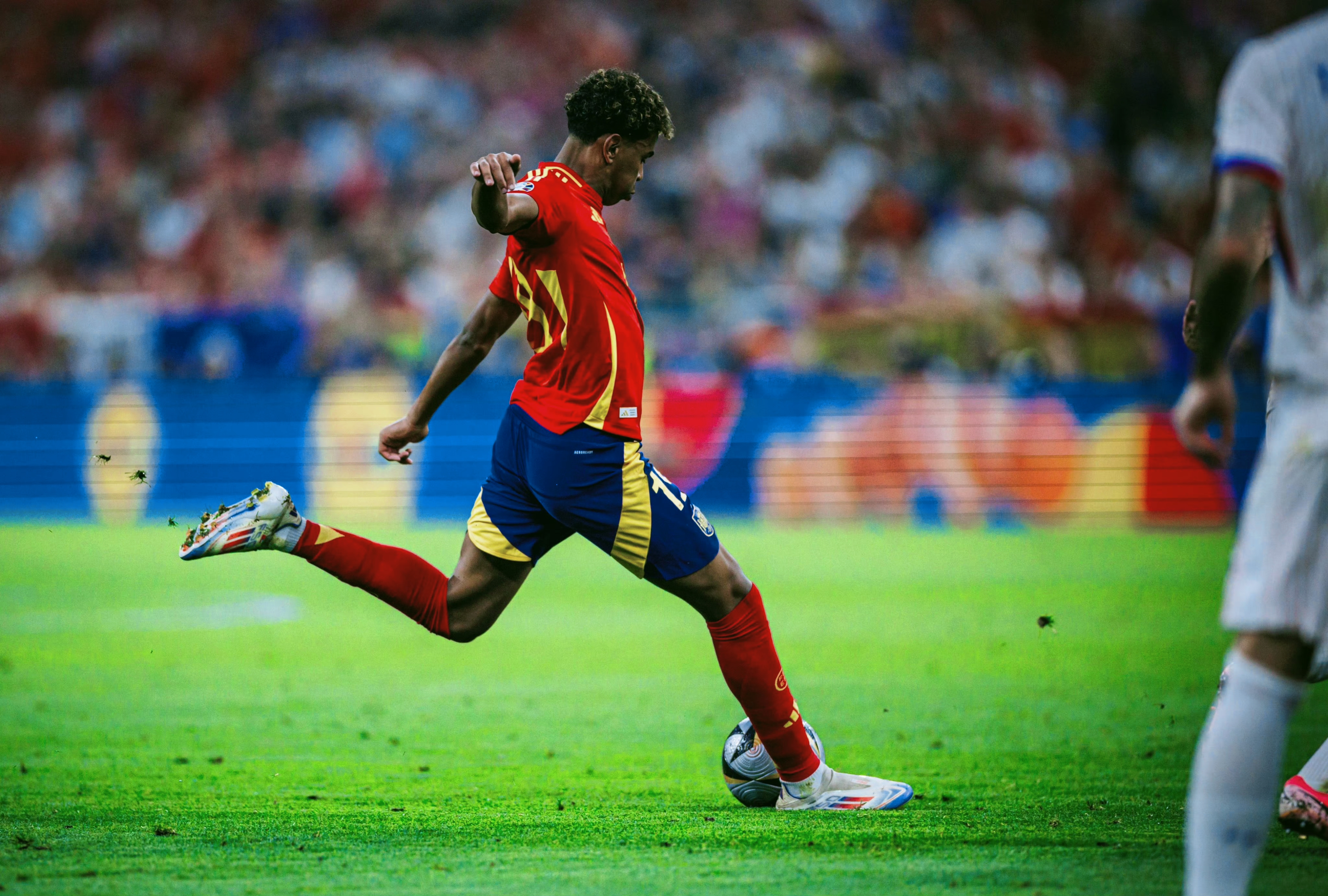 西班牙逆转厄瓜多尔，成功晋级欧洲杯